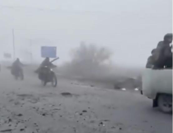【大量俄军骑着摩托车涌入红军城南部】 要弄明白俄军为啥非得骑着摩托车往这堆废