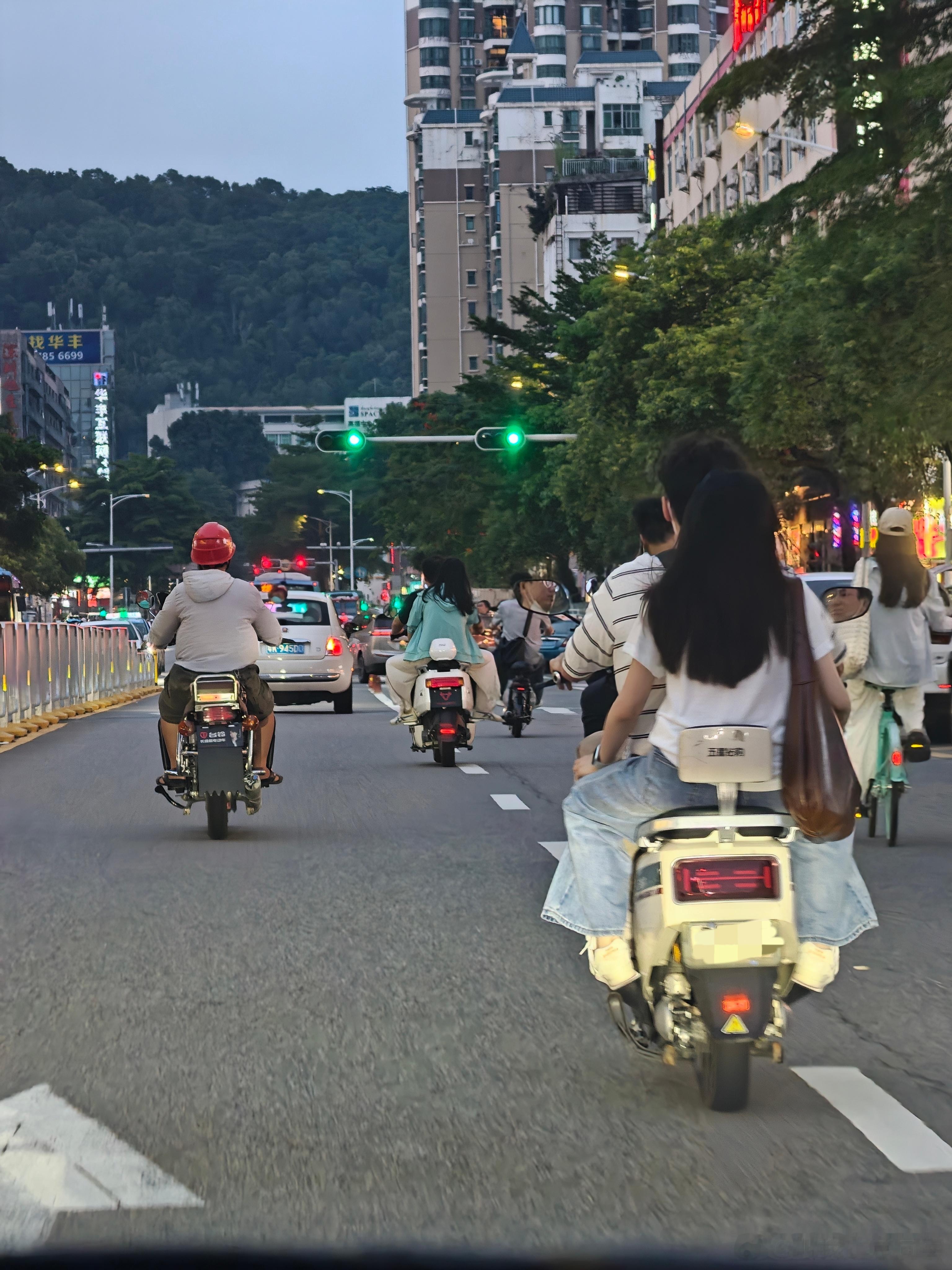 在深圳开车遇到上下班高峰期，一定要打起十二分精神！三条机动车车道全部被小电驴占完