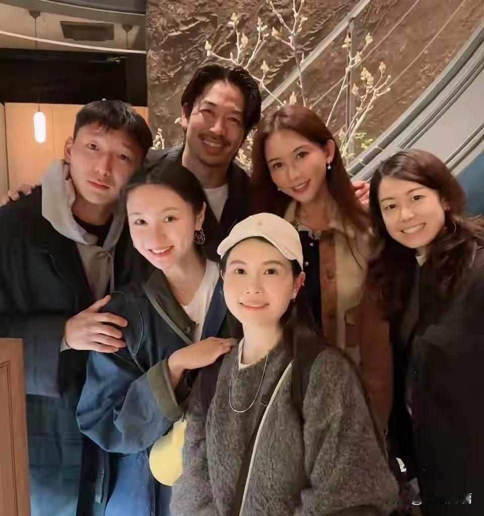 狠人阿如那幸福的一家三口！阿如那的妻子名叫姚磊，属于圈外素人，是舞蹈兼瑜伽