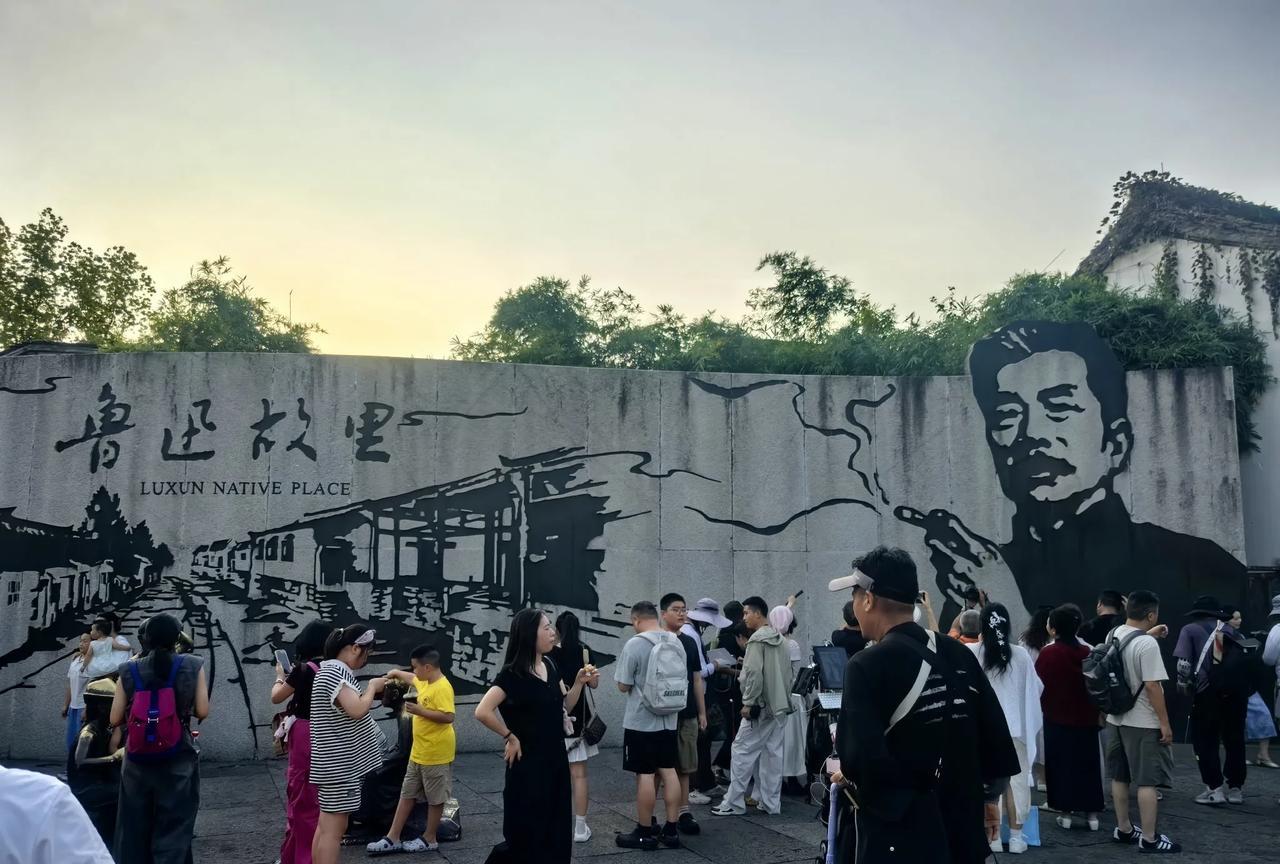 这几天，“鲁迅夹烟被投诉”上了热搜。下面看看网友对此事的神评论：1.孔雀开屏