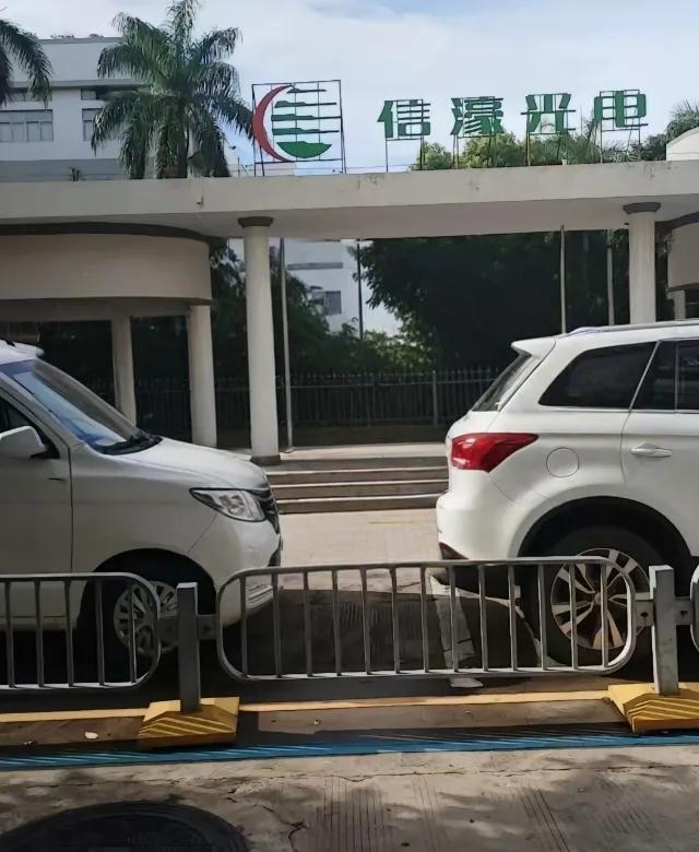 深圳信濠光电公司要搬厂，但是不愿意给员工赔偿金。要是员工不去，就安排员工每天八小