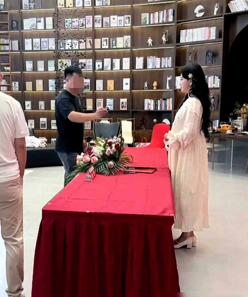 金莎挺着凸起的肚子被镜头抓拍，全网都在等一个官宣。结果她自己跑出来辟谣，不是有了，是肿了。这半年她中