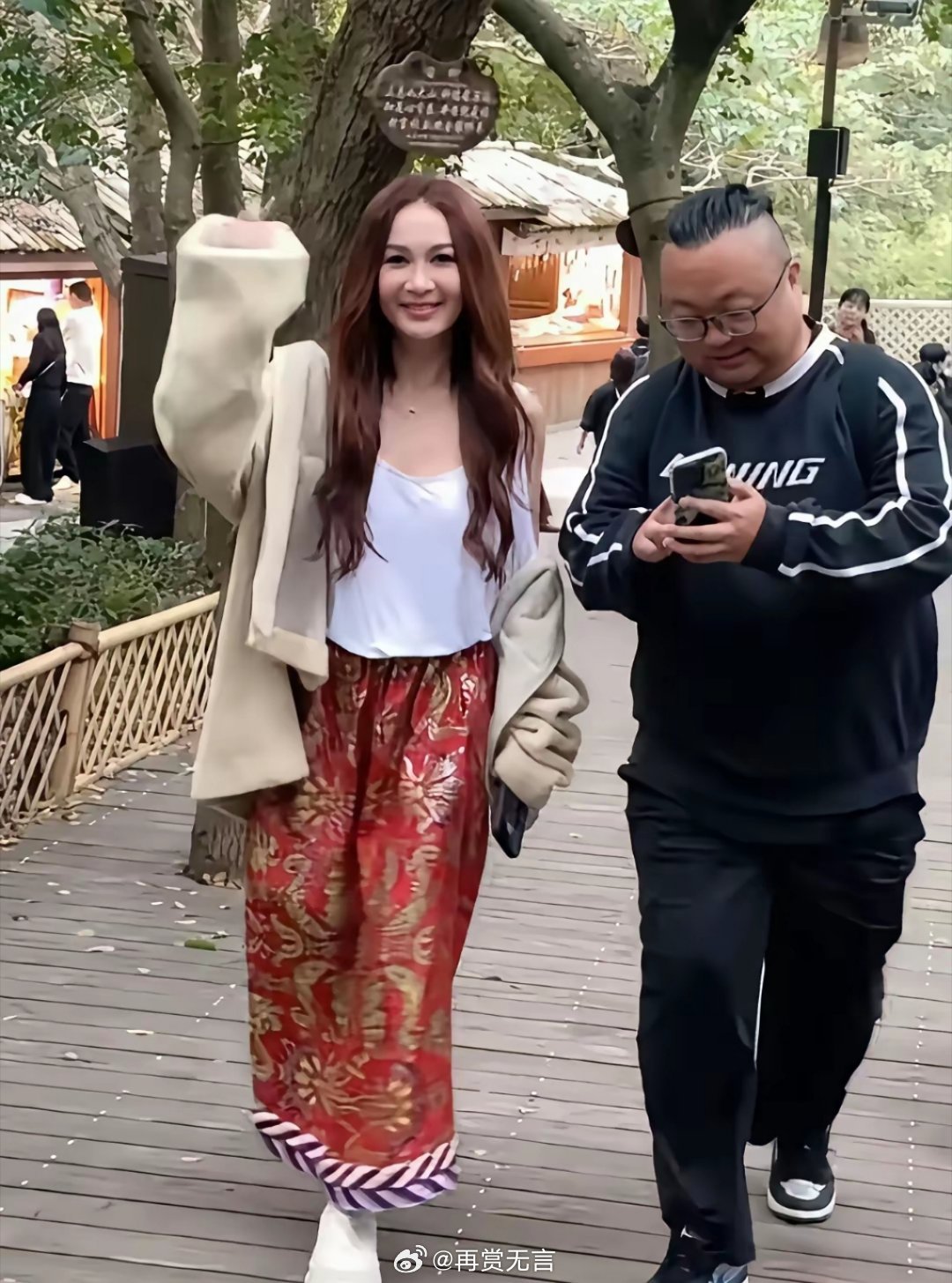 她是香港第一美女明星，结婚多年一直保持盛世容颜。