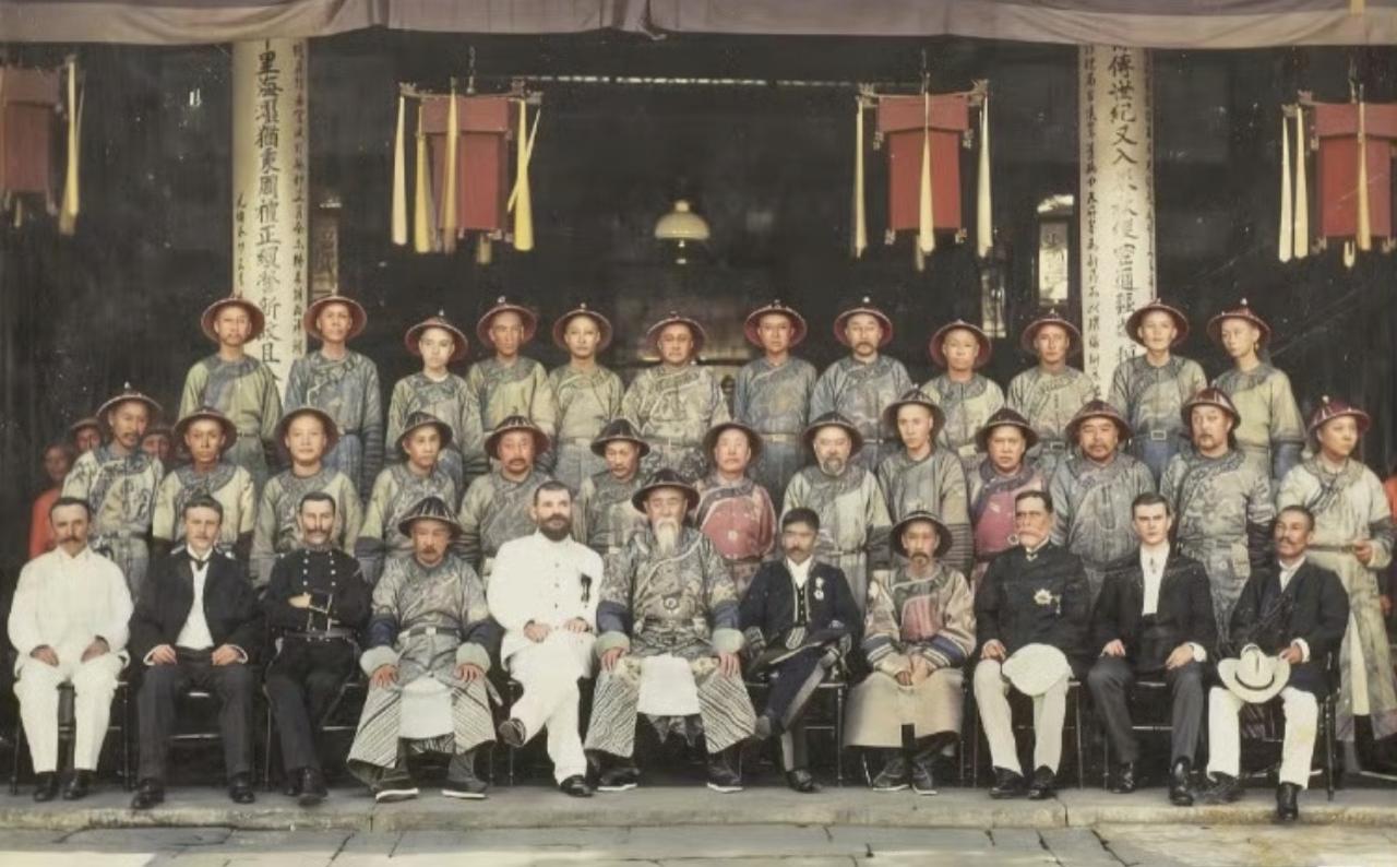 满清和八国联军的合照！能这么祥和的跟侵略者合照，我也是醉了的！但凡有点骨气的