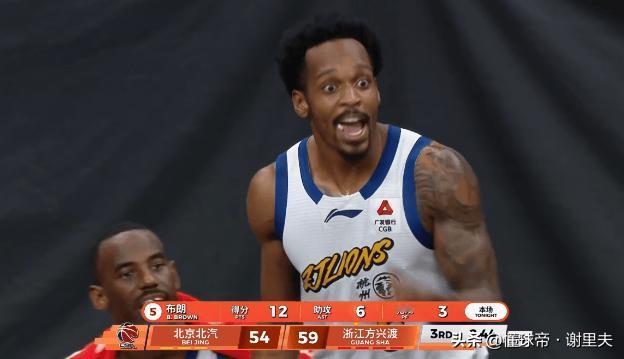 CBA编号99号裁判真愿意抢戏！广厦打北汽，方硕明显的横移阻挡吹布朗进攻犯规，