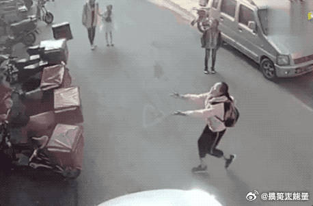 河南一条街道上2岁小孩爬到3楼窗户喊妈妈，却突然从楼上坠落，路过的六年级女生立刻