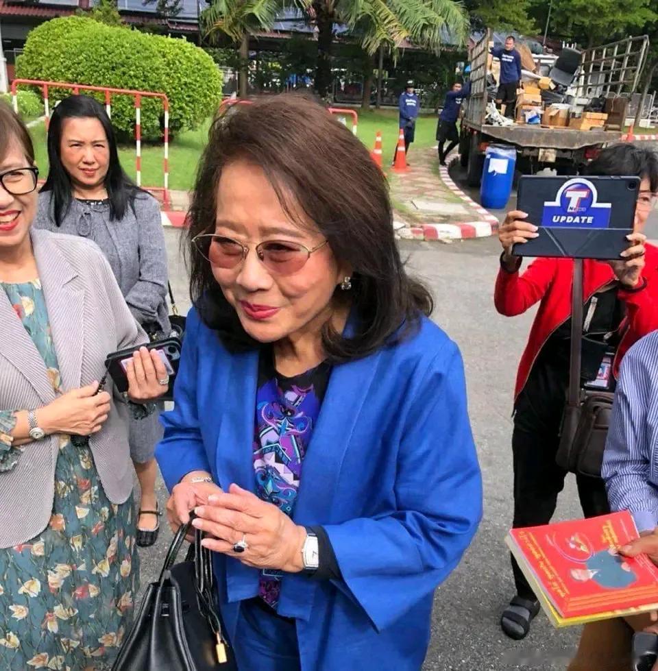 这周四，朴乍曼亲自去探视他信了。她一身蓝色的宽松套装，内搭花衬衫，脚上是一双平