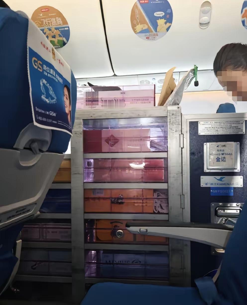 这免税的香烟，你在飞机起飞前APP下单，登机后空姐，会照单发货[星星眼