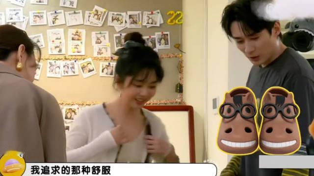 刘学义好像那个拖鞋二道贩子 怎么会有这么多奇形怪状的拖鞋。
刘学义在工作室发的日常视频里分享，自己逛街看中一双600多块的洞洞鞋，同行朋友家的孩子不停往上猛加鞋花配饰，配饰又花了一千多，最后结账将近两千，他还自嘲“吃了个大堑”，这个接地气又好笑的反差片段传开就上了热搜。
刘学义买双洞洞 ​
