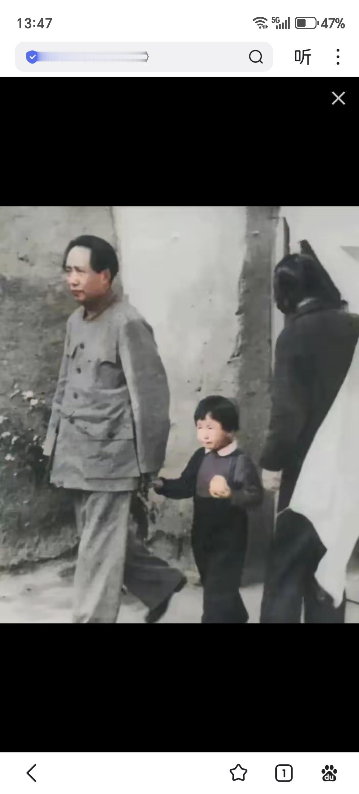 一张罕见老照片，定格了毛主席最柔软的瞬间。他牵着孩子的小手，步履从容，目光温和