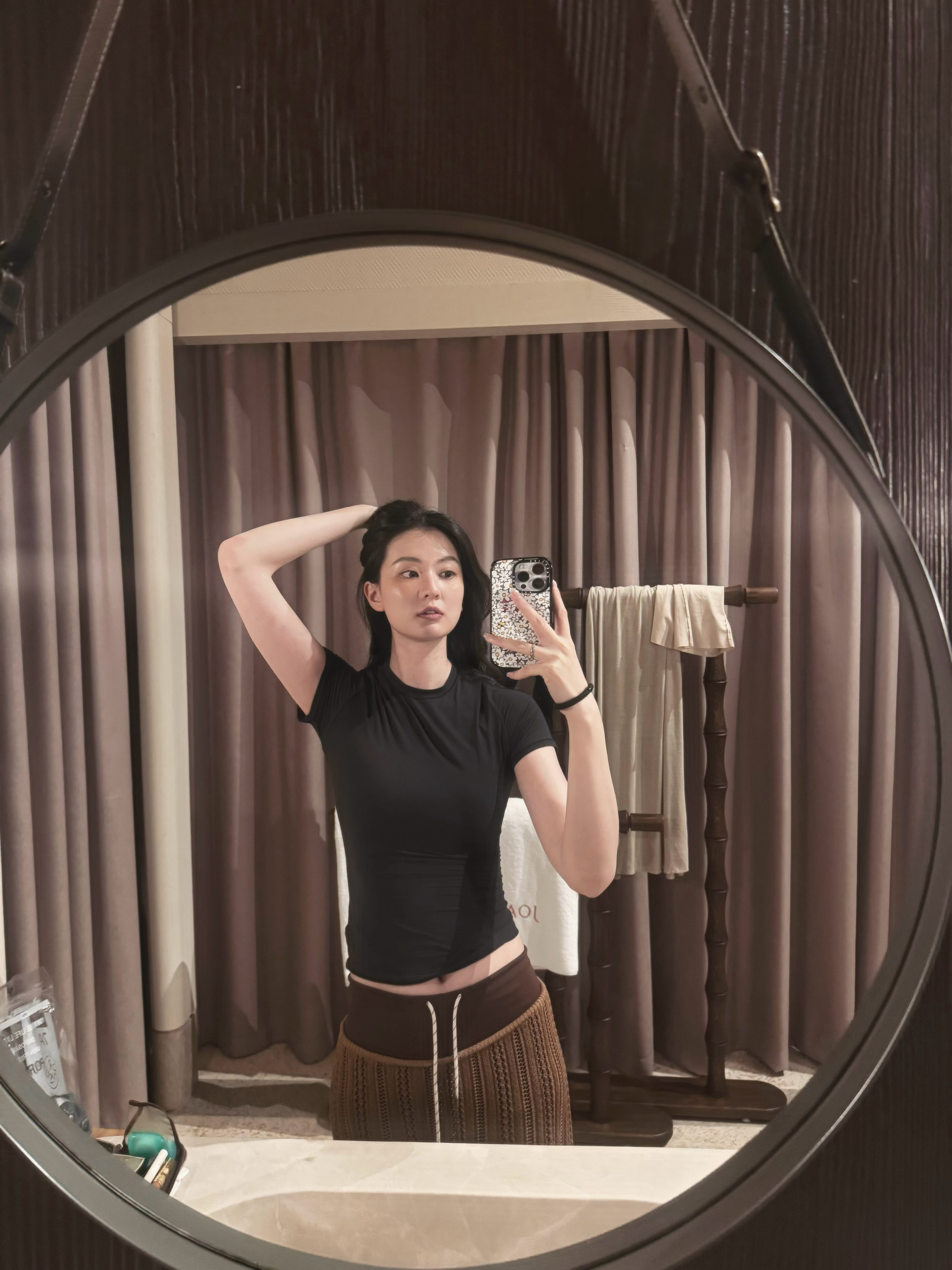 乔欣假期的快乐碎片美丽度假照片掉落！波点露背长裙自带法式浪漫，简约白T配黄条