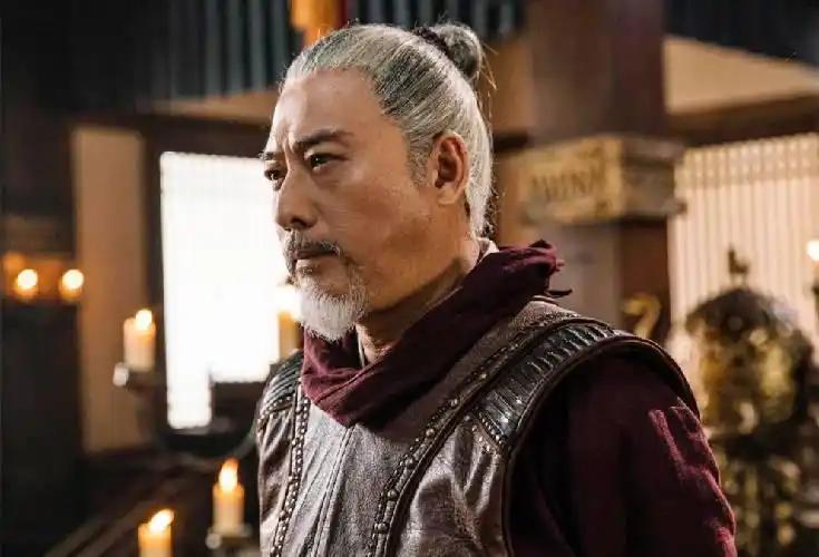 一大将胸部中箭奄奄一息，成吉思汗将他塞进牛肚子里，救了他一命别以为把人塞进牛