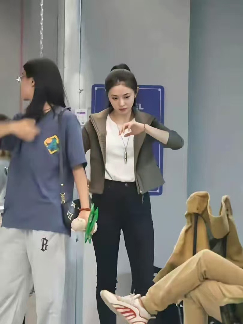 刘浩存这腰身比绝了！有着一张“童真脸”，腰身比还这么绝