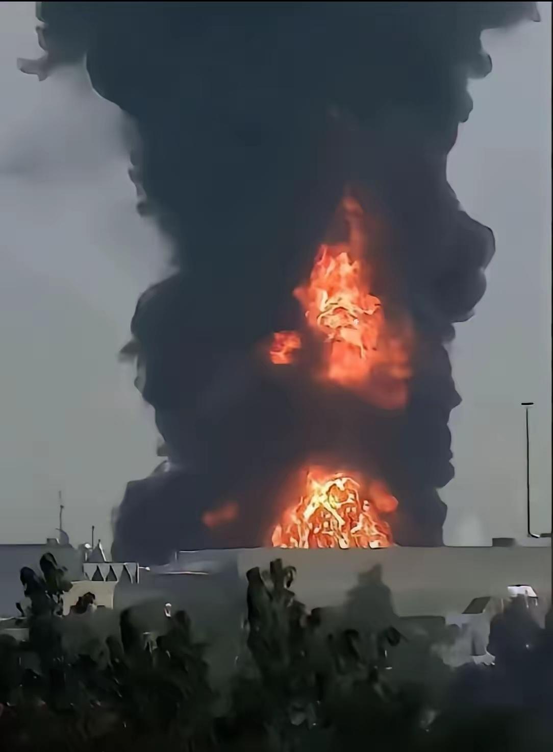 迪拜彻底完了！40年建设，14天毁于一旦3月16日，迪拜机场遭遇无人机袭击，