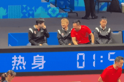 观赛的樊振东好开心！东哥状态真的很不错，也替他开心！咖妃子豪真的很憨憨。但子