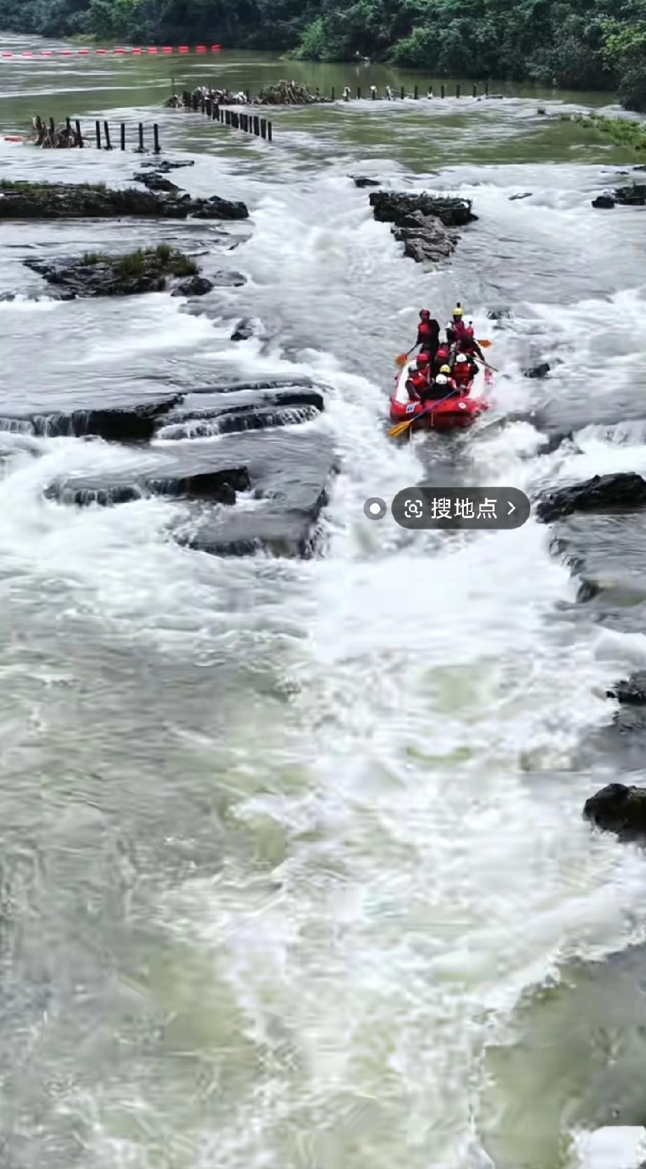 漂流翻船7成！景区一句“包捞包活”太离谱贵州通天河漂流，10艘皮艇过急流，