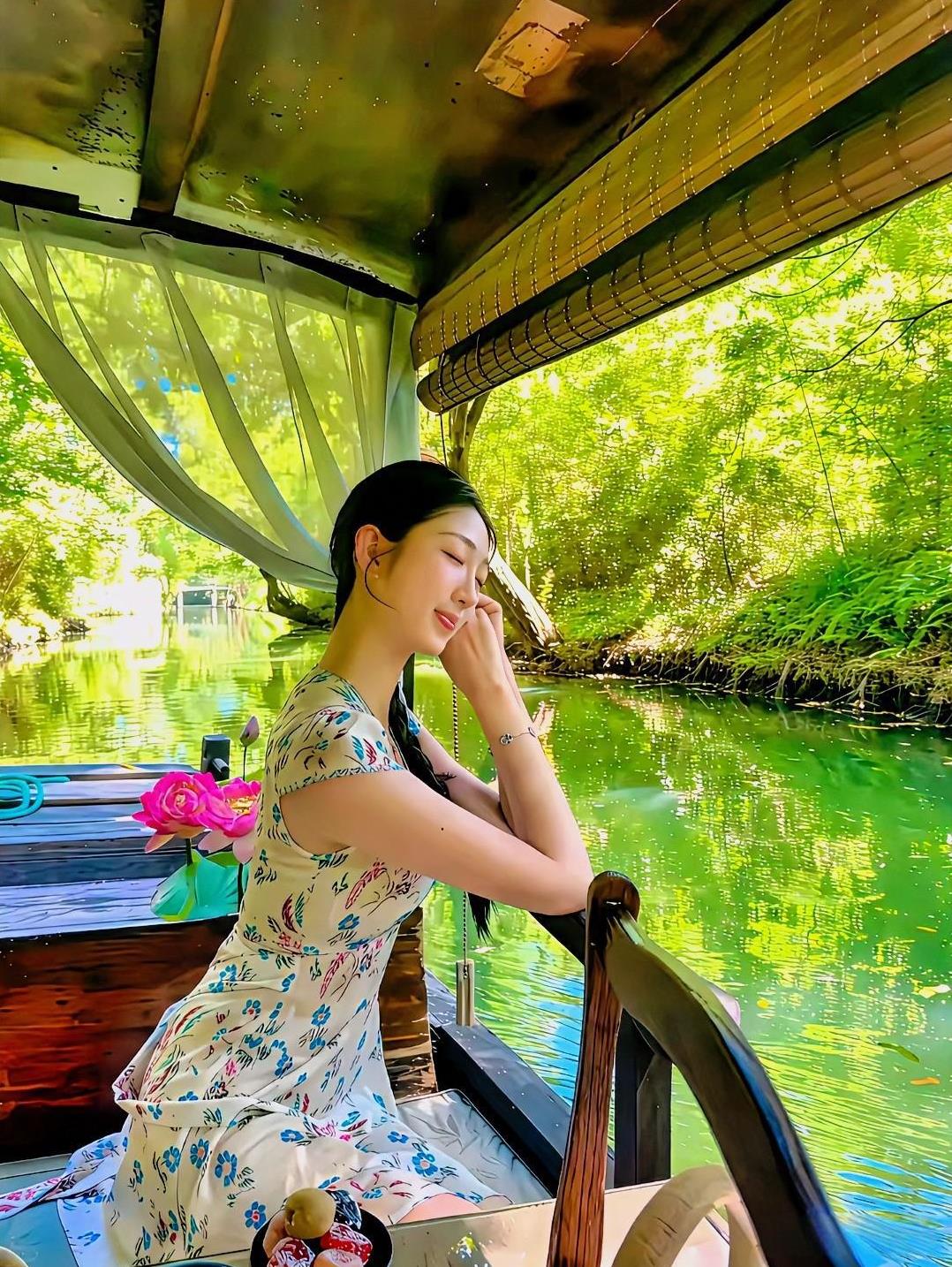 乘一叶扁舟，赏碧波荡漾，感受自然之美