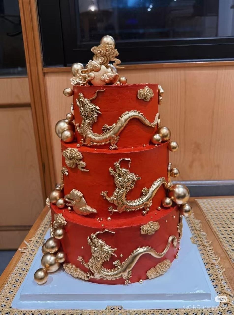 很喜庆的生日蛋糕）))🎂