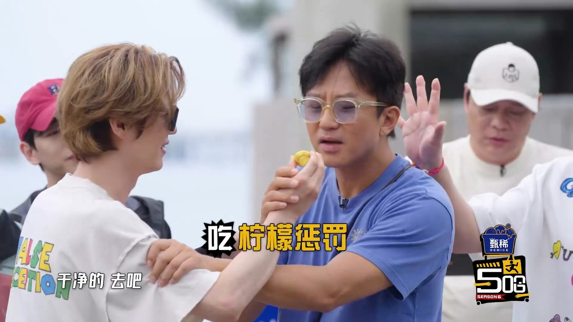 邓超和鹿晗的肤色差也太明显了吧哈哈哈哈哈在邓超的衬托下鹿晗简直白到发光！鹿晗白