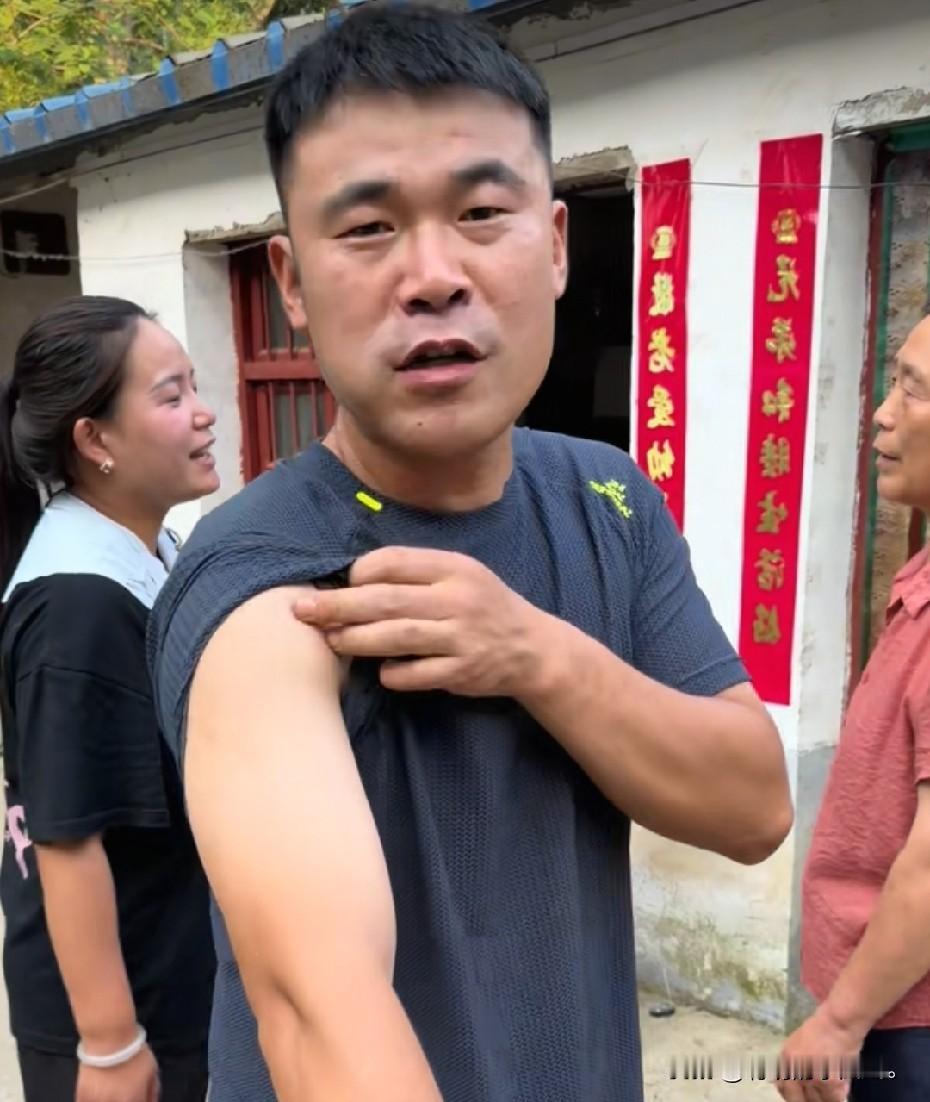 小故事！这两天李佳她妈帮李佳干活，还在像那么回事，要比老壳子强多了