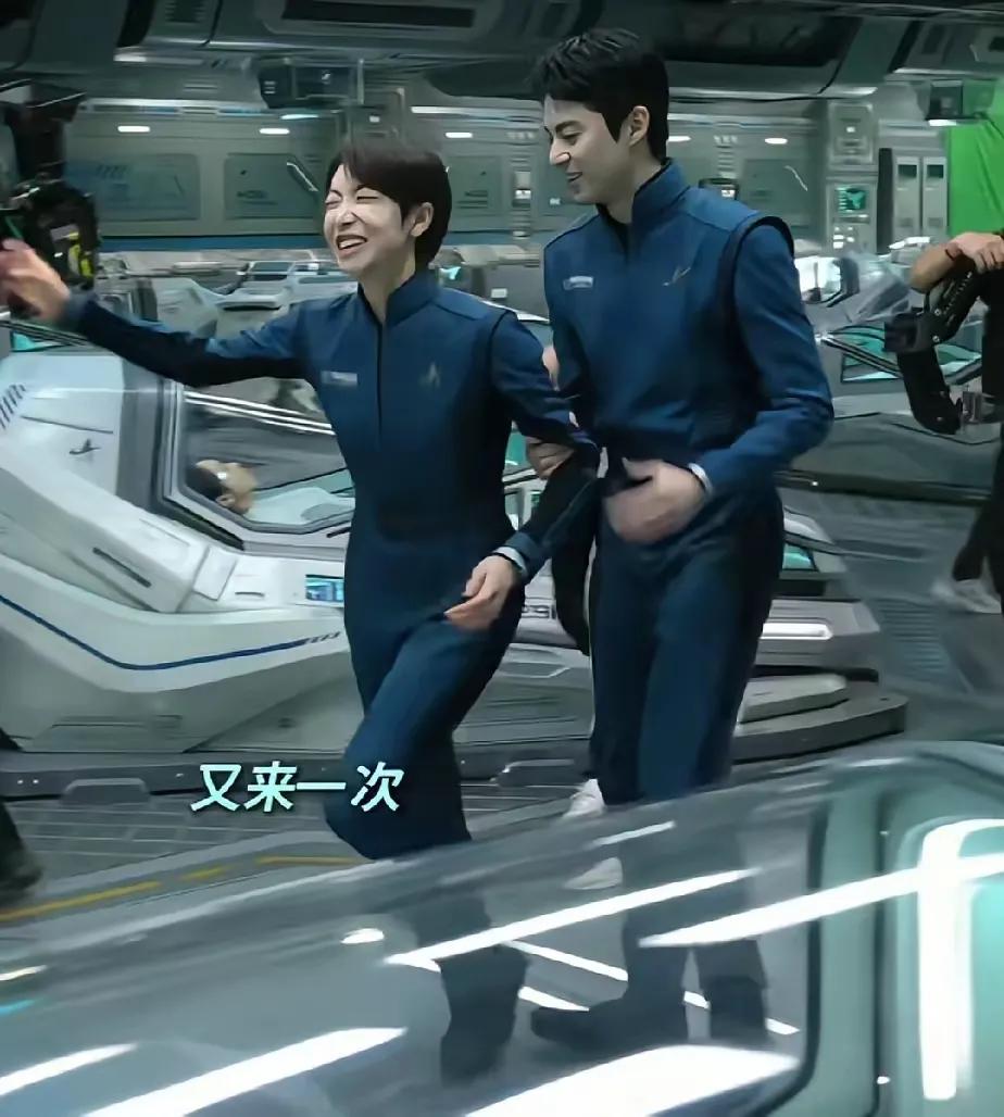 王鹤棣跟人打闹开玩笑，已经严重玩过界了：与宋茜在片场并肩走路时，竟然两度用脚
