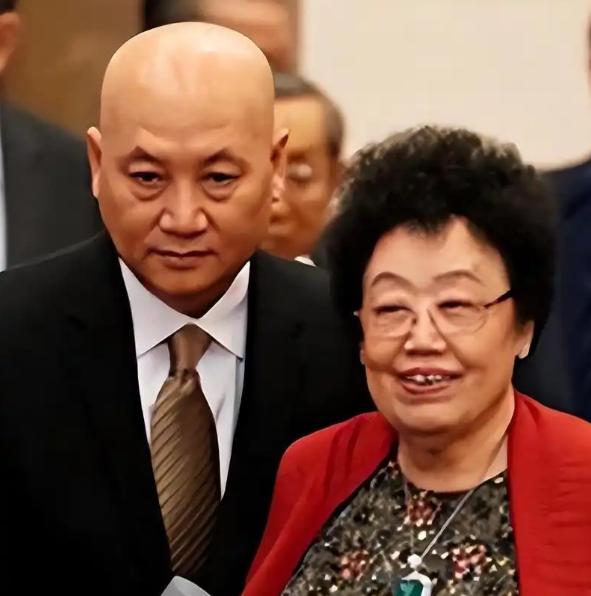 “一开始，我不想娶陈丽华。”迟重瑞表示：“实际上，我曾多次拒绝过她，然而，198