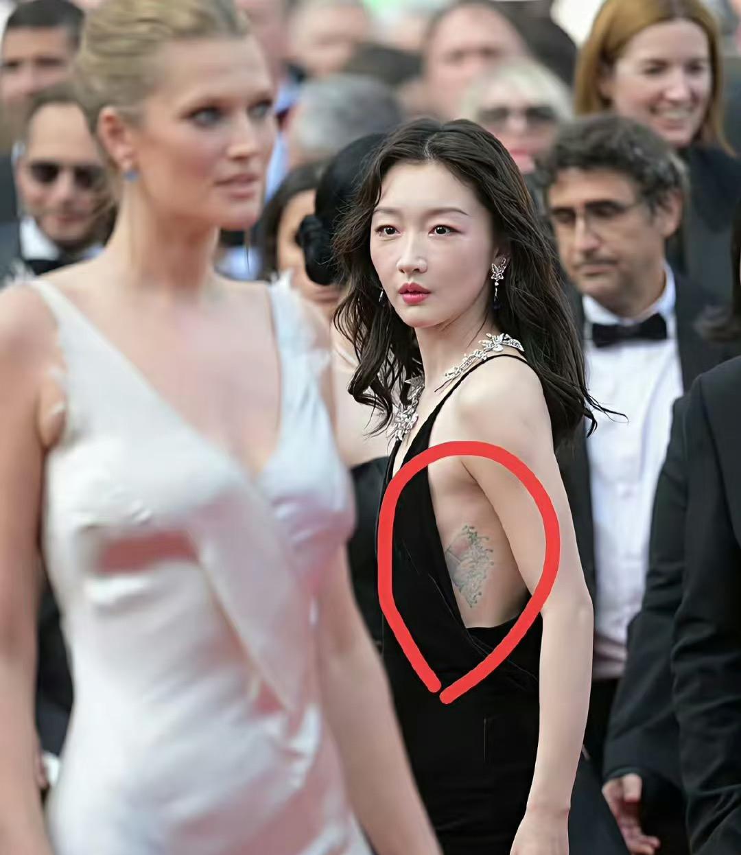 周冬雨绝对是个狠人，不是因为她演小妞电影灵气十足，也不是因为她拿奖拿到手软，