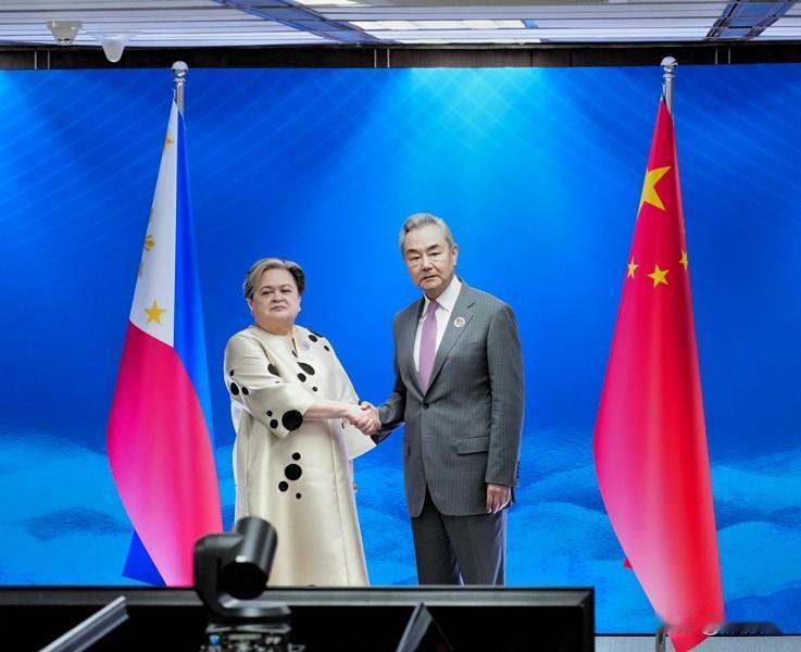 王毅外长一句话，戳穿南海仲裁案闹剧本质王毅外长清晰点明所谓“南海仲裁案”的