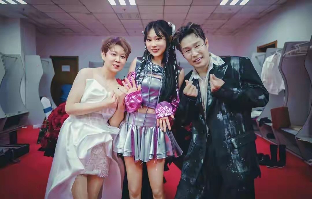 沈佳润中秋佳节晒全家福，小沈阳看女儿一脸宠溺，一家三口好幸福​