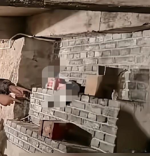 近日，安徽歙县一男子在自家酒窑里，珍藏了100多瓶好酒，自己都没舍得喝，被8人盗