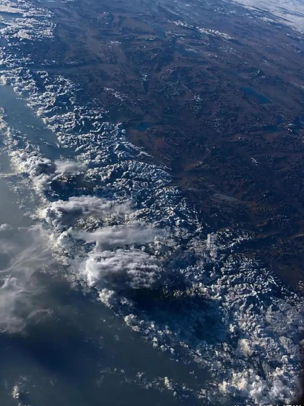 一边是”黑山老妖”、一片污浊，一边是冰雪世界、清新脱俗。这就是国际空间站宇航员镜