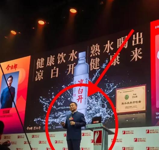 今麦郎给娃哈哈代工这事儿炸锅了，网友发现喝了小二十年的娃哈哈纯净水敢情是今麦郎车