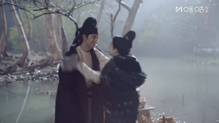 杨紫李现梦中吻花絮杨紫一靠近李现就憋不住笑看了杨紫李现的梦中吻花絮，我算是感受
