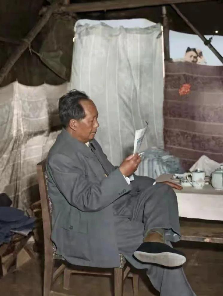 一张毛主席老照片，你能猜出这是什么时候在哪里吗？