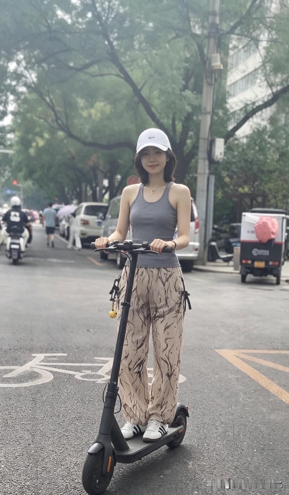 街头滑板女孩无视豪车只踩风火轮，这背影让多少打工人破防了？街头上，一辆电动滑