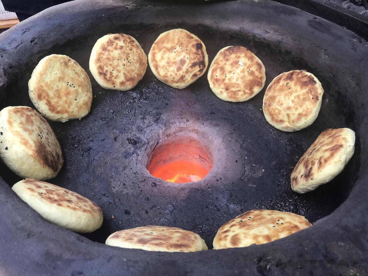 按照朋友的介绍，我们去了当地一家比较有名的小店买锅盔。根据导航，走到小店一看