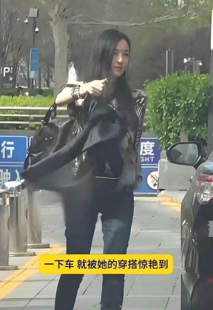 街头偶遇📸20岁李嫣现身昆明街头身高将近175cm，脚踩奶奶鞋堂姐接近180c