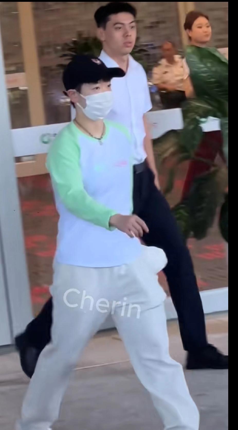 孙颖莎抵达乌鲁木齐备战乒超！孙颖莎现身乌鲁木齐，备战乒超第三阶段比赛啦🏓