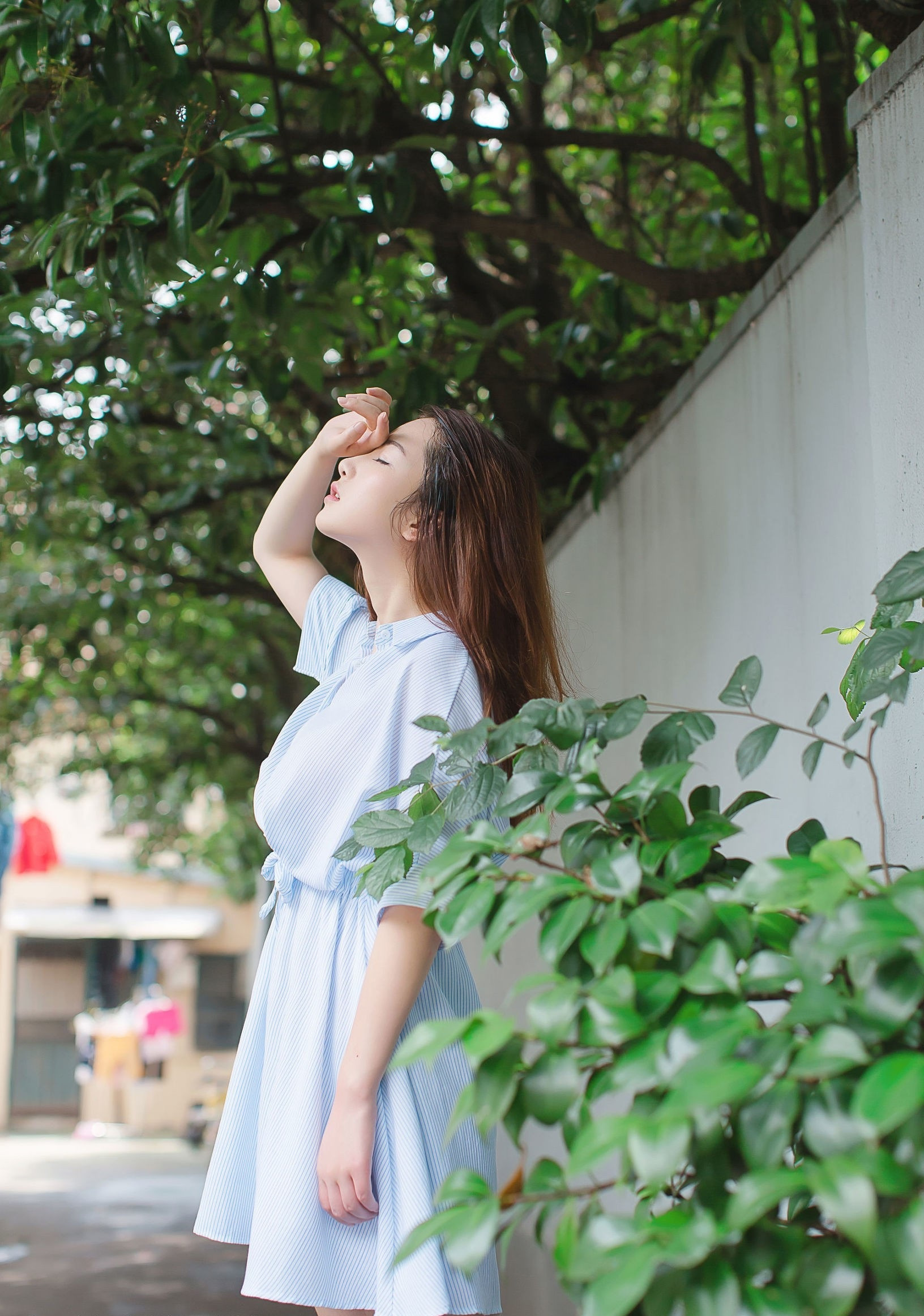 清爽的蓝色条纹衬衫裙，自带清新感，视觉上降温好几度