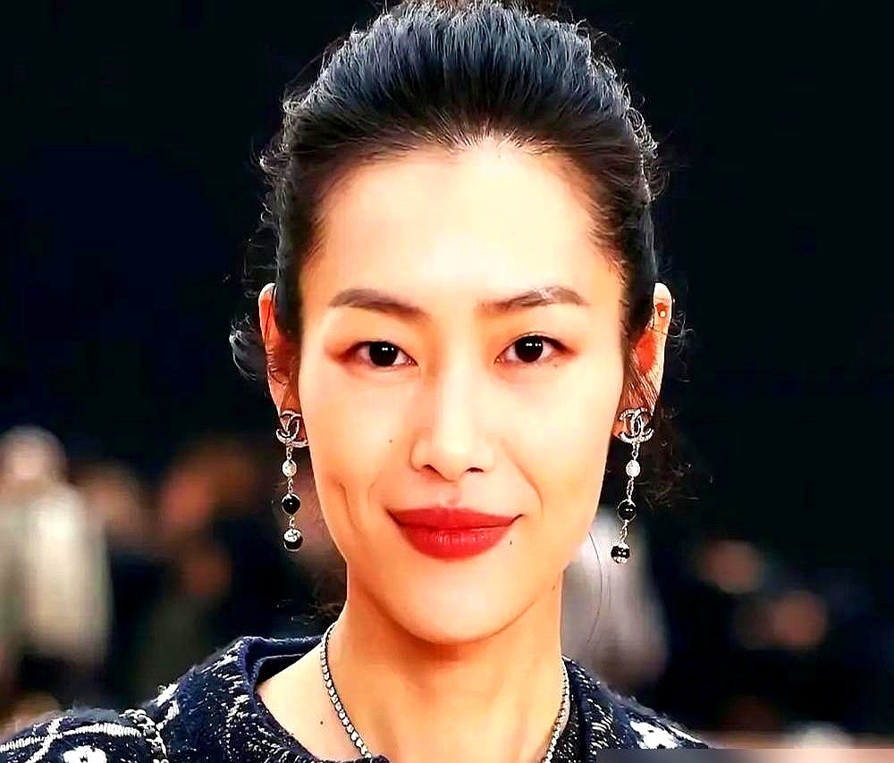 狗仔跟了整整三年，硬是没拍到几张他和刘雯的同框。这要是放以前根本不敢想。当年跟倪妮在巴黎街头啃冰淇淋