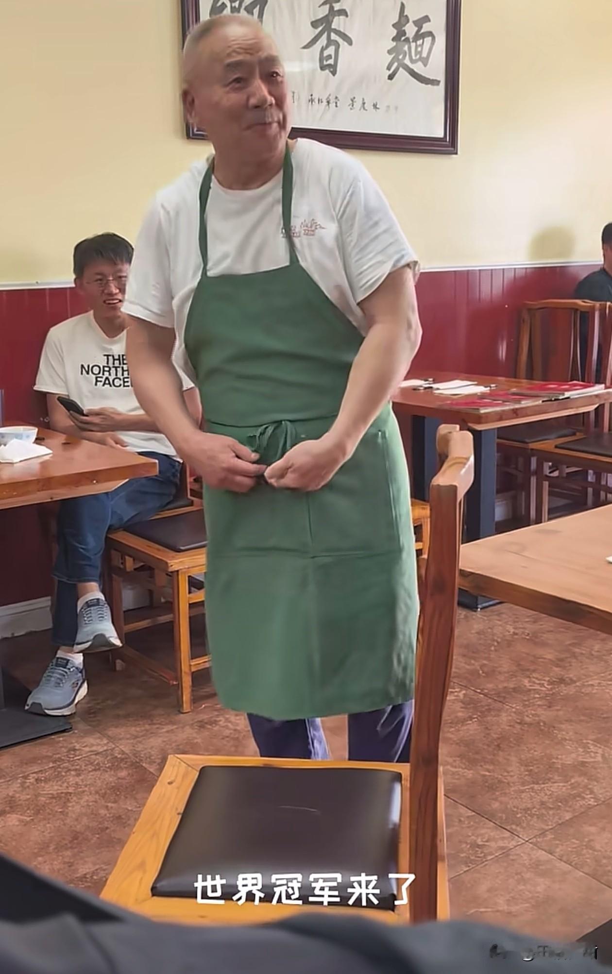 前世界冠军马索夫在美国开拌面馆。他现场为客人表演在椅子上倒立，70岁还有这个