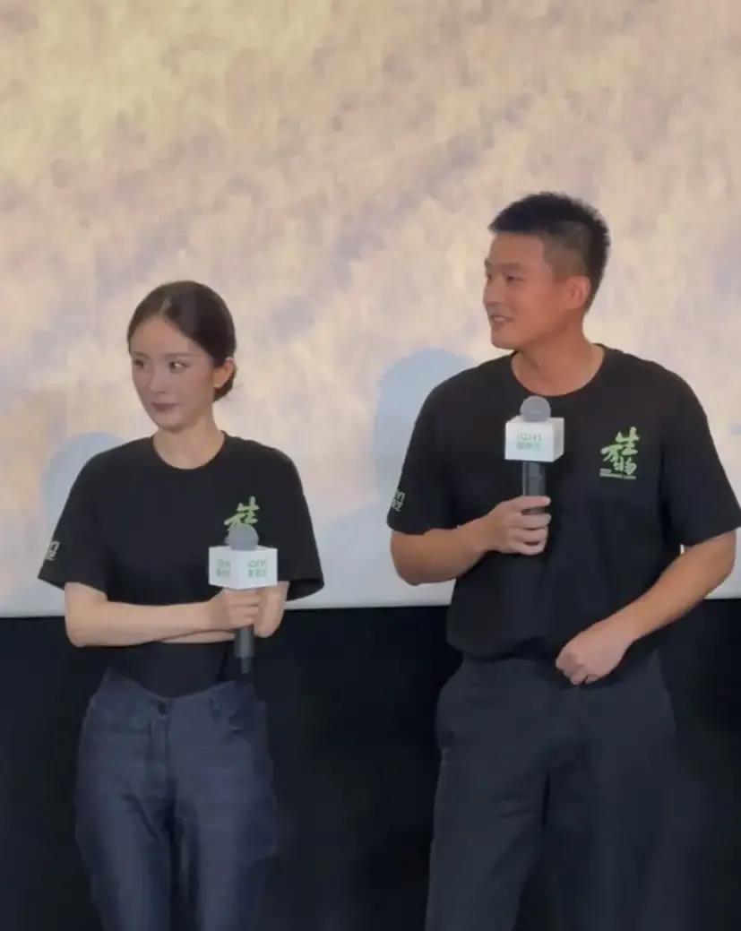 我发现，任何男人站到杨幂跟前都会害羞到语无伦次，上次是大鹏，这次是欧豪。