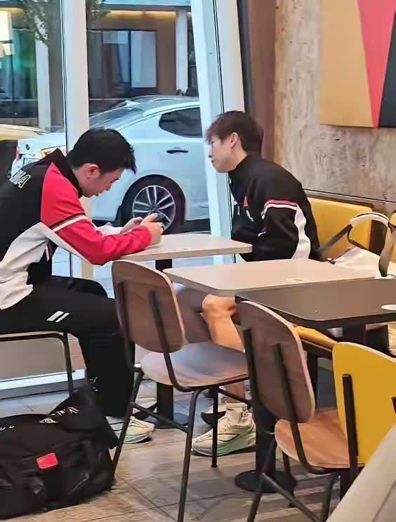 陈垣宇1:3不敌吴晙成，在好友林高远面前还是流下了眼泪，他最近是国乒重点培养的人