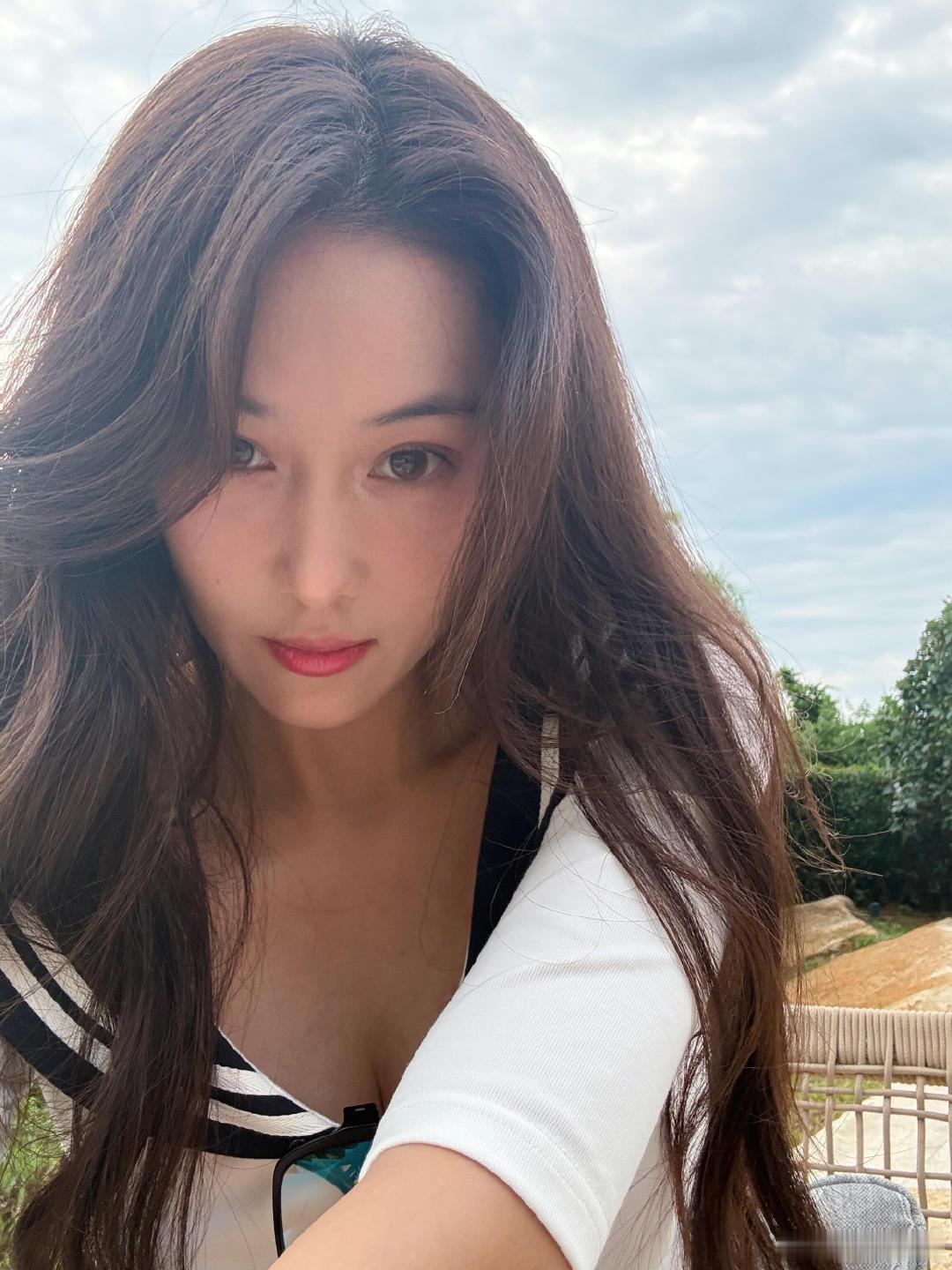 张馨予海边美照张馨予墨镜一戴，海边氛围感瞬间到位，松弛感绝了。张馨予去看海了