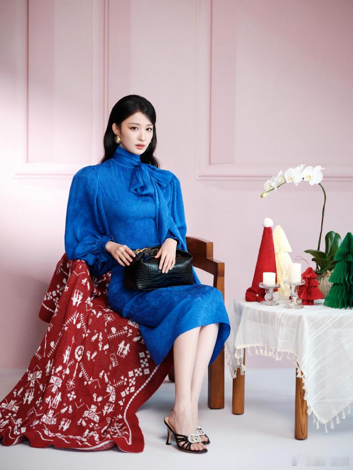 谁被王楚然的造型美到失语！成都GUCCI活动上，宝蓝色开叉纱裙搭配夸张垫肩，质