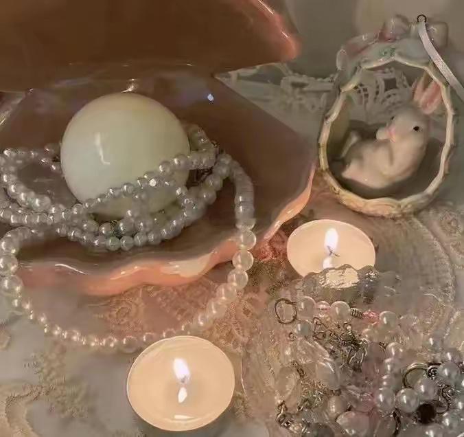 摩羯座的人勤奋踏实，有着强烈的责任感和目标导向。他们具备出色的组织能力和计划性，