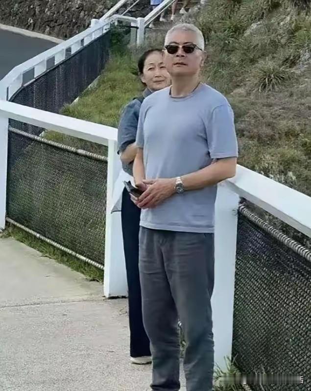 这一对情侣真的甜。巫刚陈瑾，影视圈公认的一对。经常被网友拍摄到一起外出旅游，