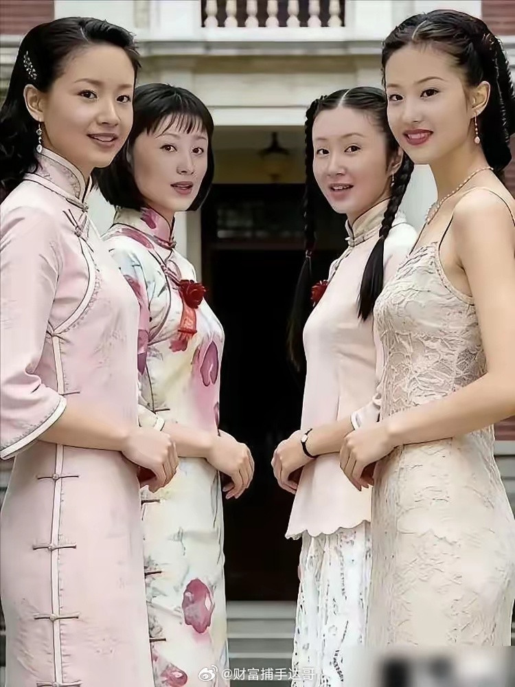 15岁演白秀珠，导演嫌她太漂亮，让化妆师往死里画浓妆压她。结果镜头一拍，那脸还是压不住。​后来张纪中