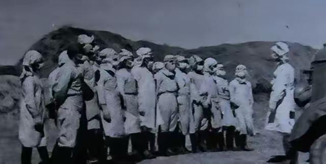 1938年，为了满足自己对女性生殖构造的好奇心，一鬼子军医让人把一女人使劲儿摁倒