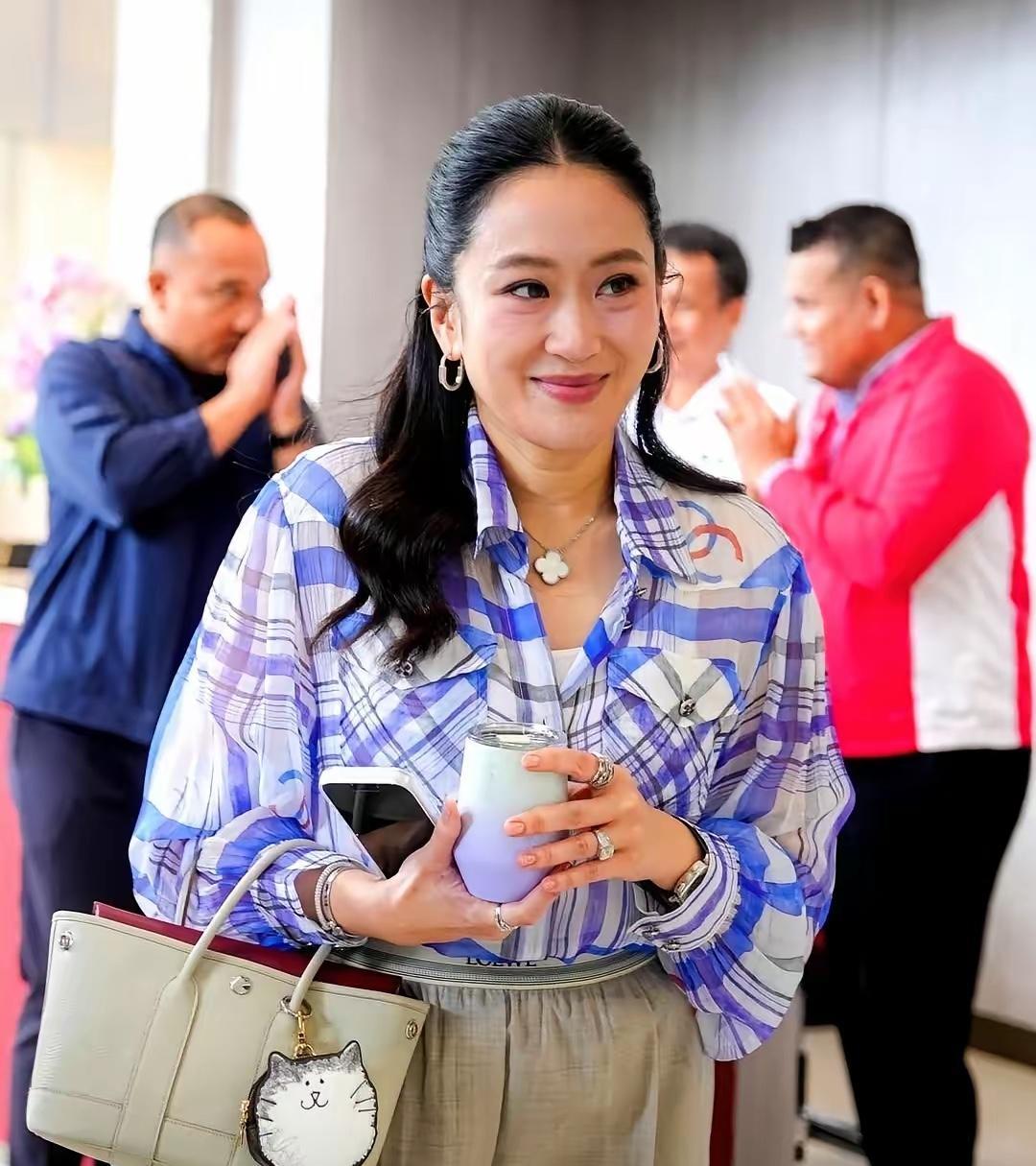 香奈儿的衬衫、爱马仕的包包、蒂夫尼的项链，佩通坦坚强的让人心疼……父亲他信入狱